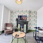 2 Bedroom Flat With Indoor Fireplace In Shepherds Bush, Near White City