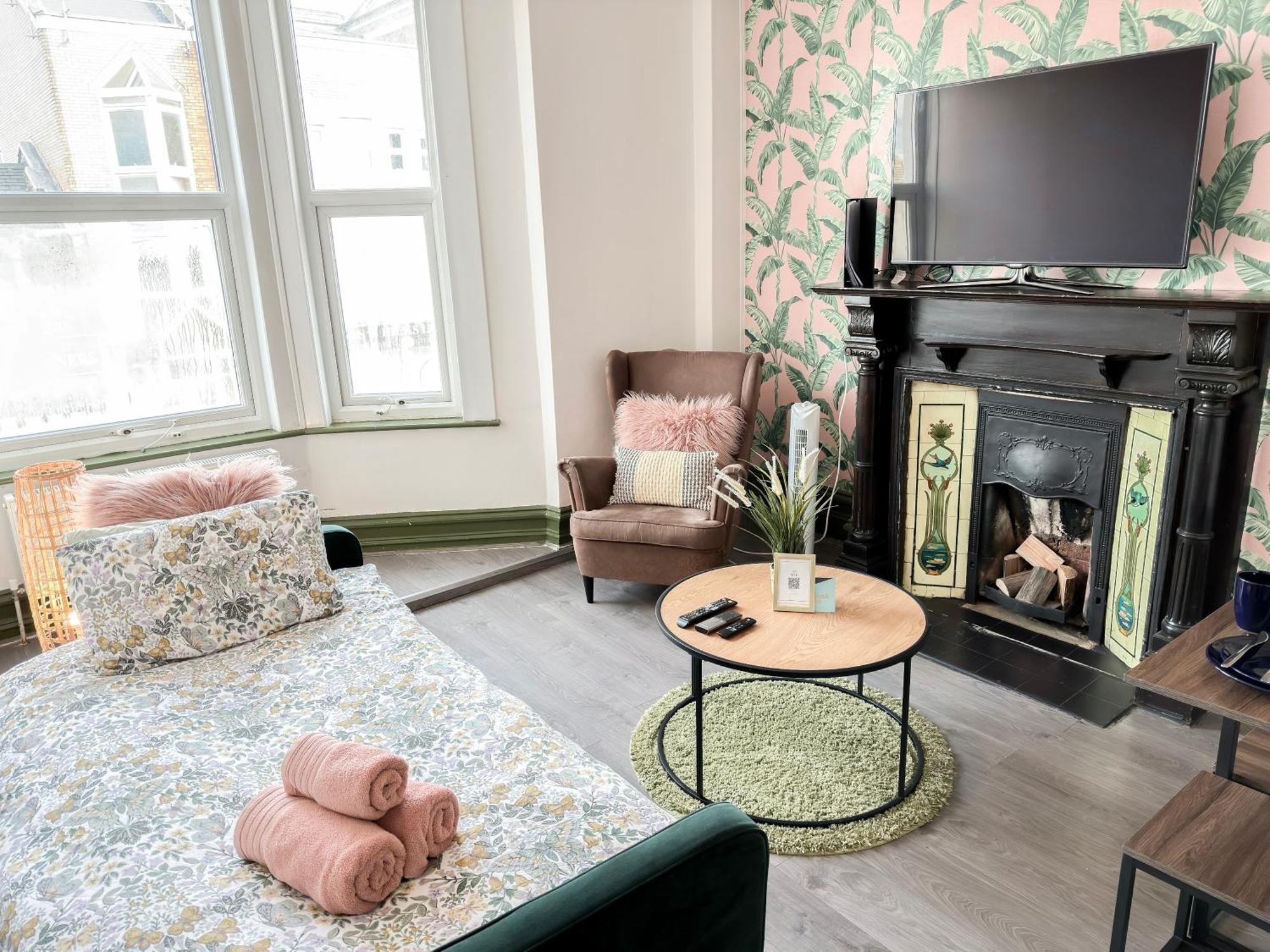 Apartment 2 Bedroom Flat With Indoor Fireplace In Shepherds Bush, Near White *