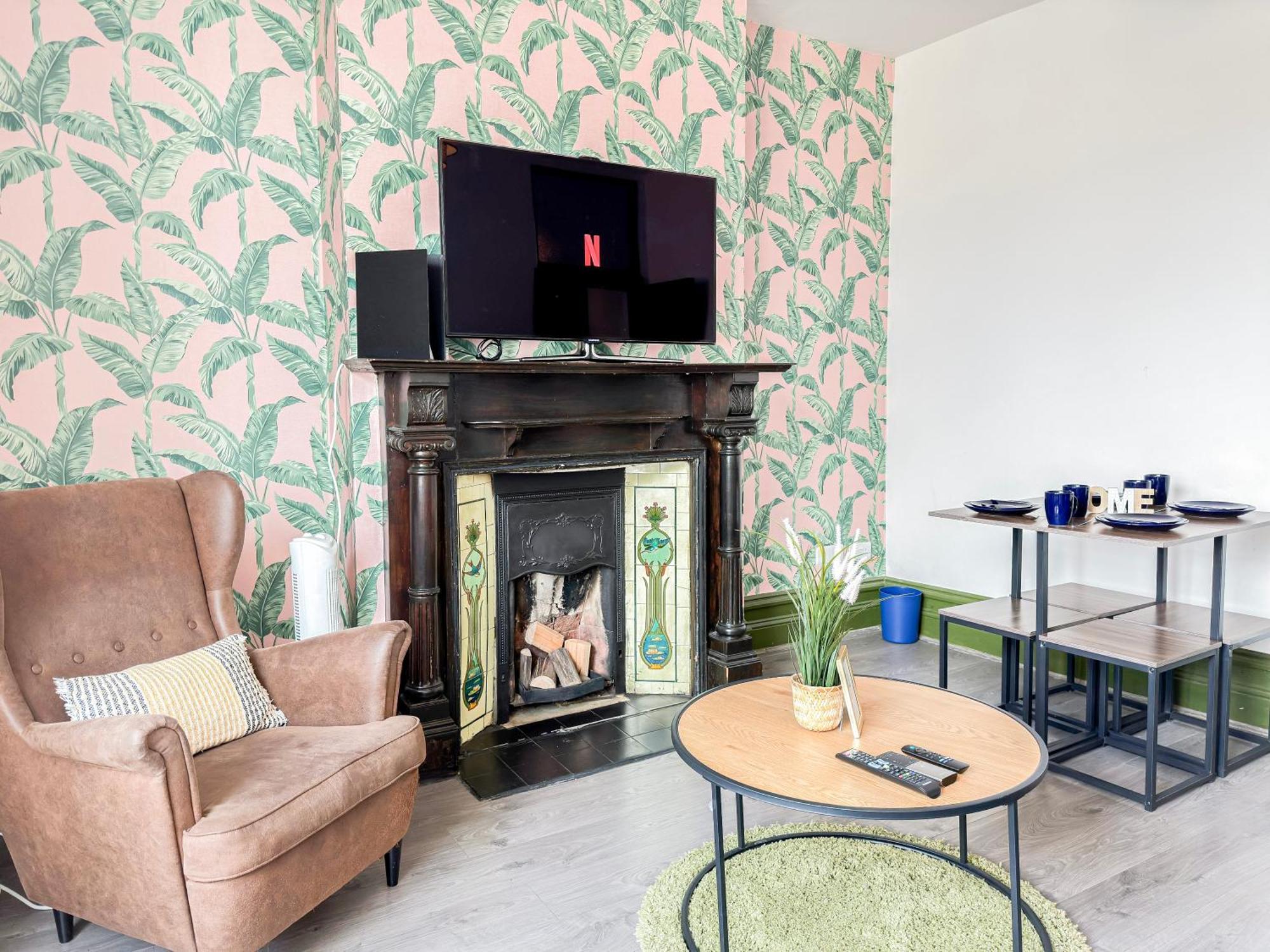 2 Bedroom Flat With Indoor Fireplace In Shepherds Bush, Near White Apartment London