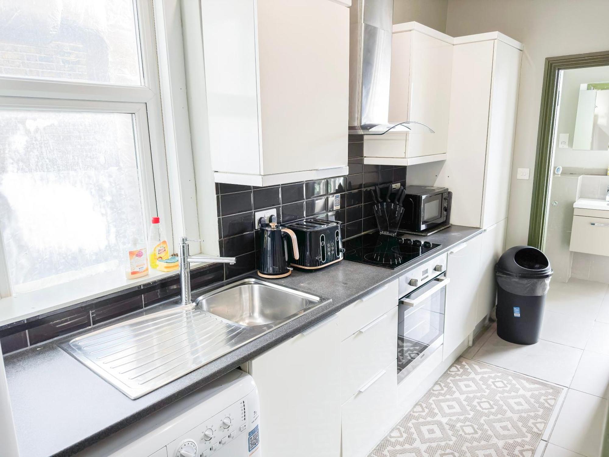 2 Bedroom Flat With Indoor Fireplace In Shepherds Bush, Near White Apartment London